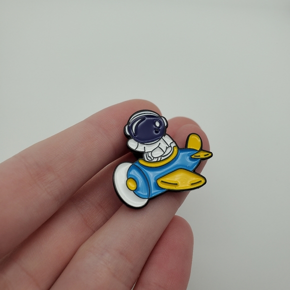 Astronaut on a plane pin - Picture 2 of 3